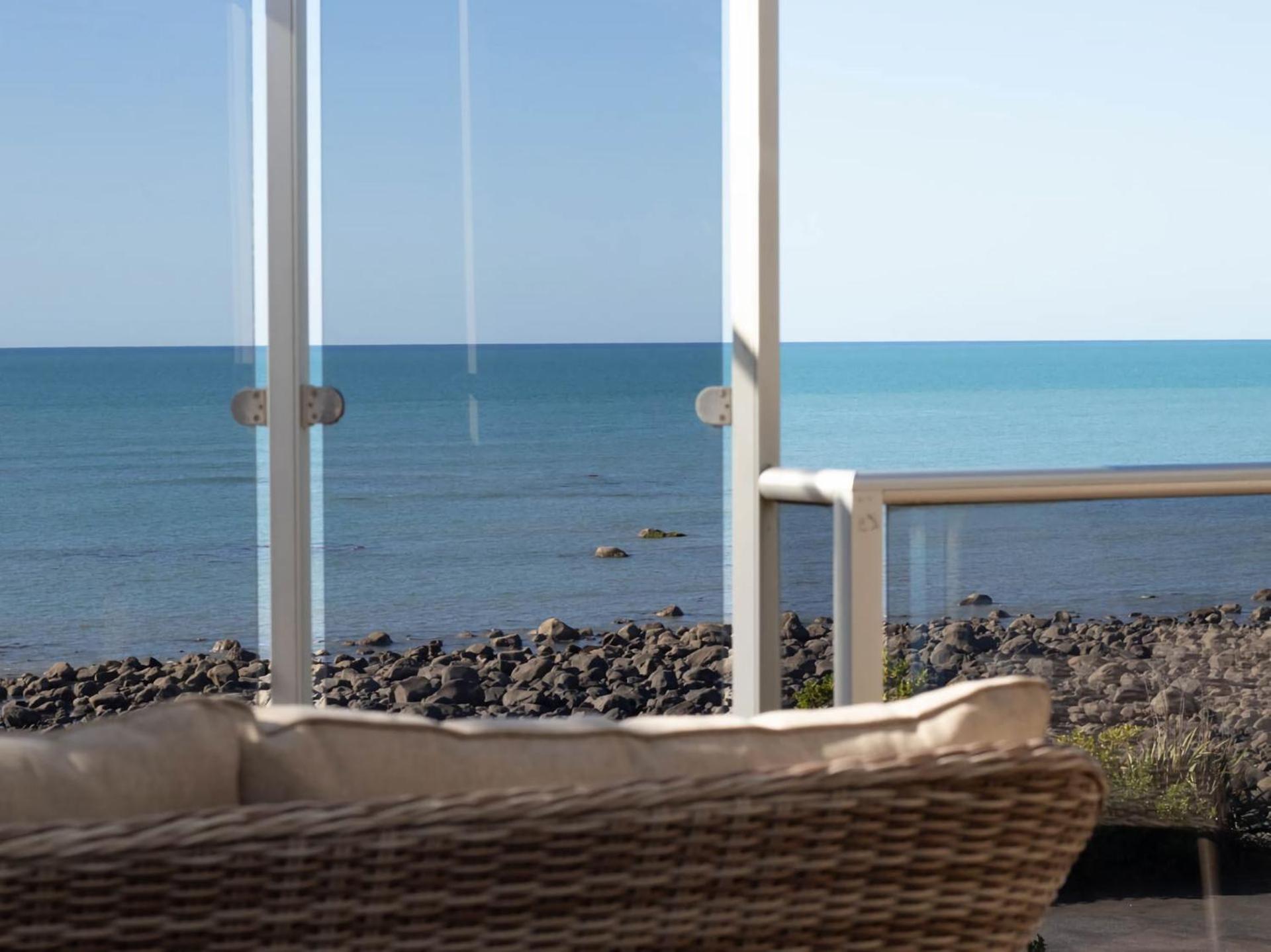 Beachfront Bliss On Wanaka Terrace Support Local Villa New Plymouth Exterior photo